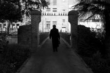 photo noir et blanc d'une passerelle à quimper