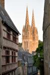 photo couleur de la cathédrale à quimper